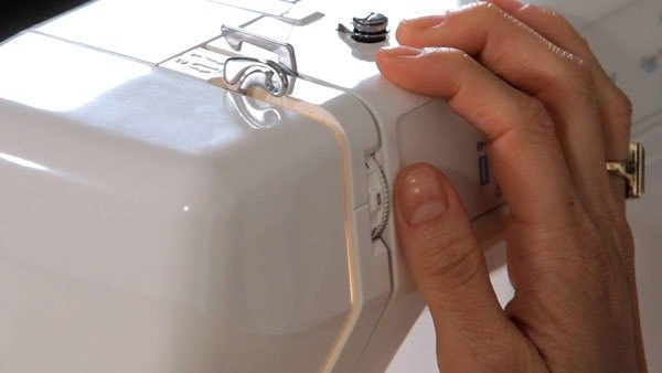 Cómo ajustar la tensión del hilo de coser