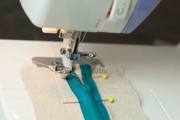 Coser una cremallera con la máquina de coser