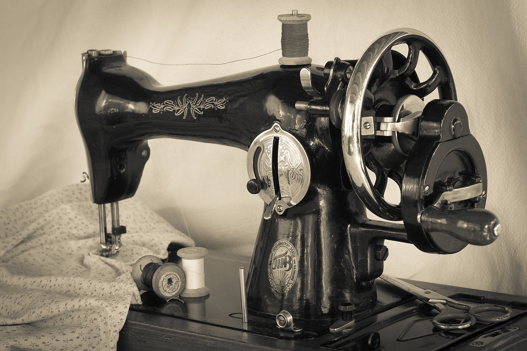 Como hacer una Mesa con el Pie de una maquina de coser antigua